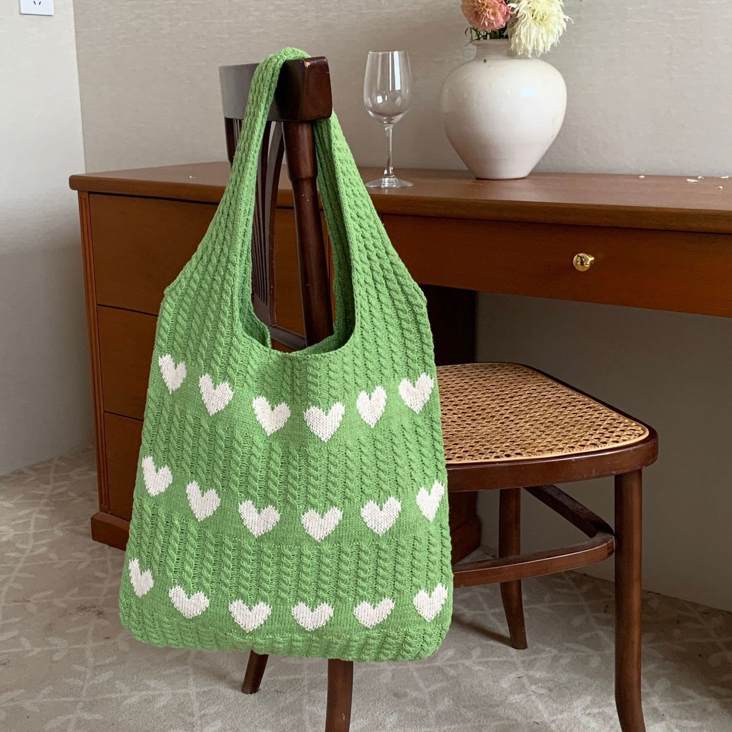 Nina | Handgefertigte Shopper-Tasche mit gestricktem Herzmuster