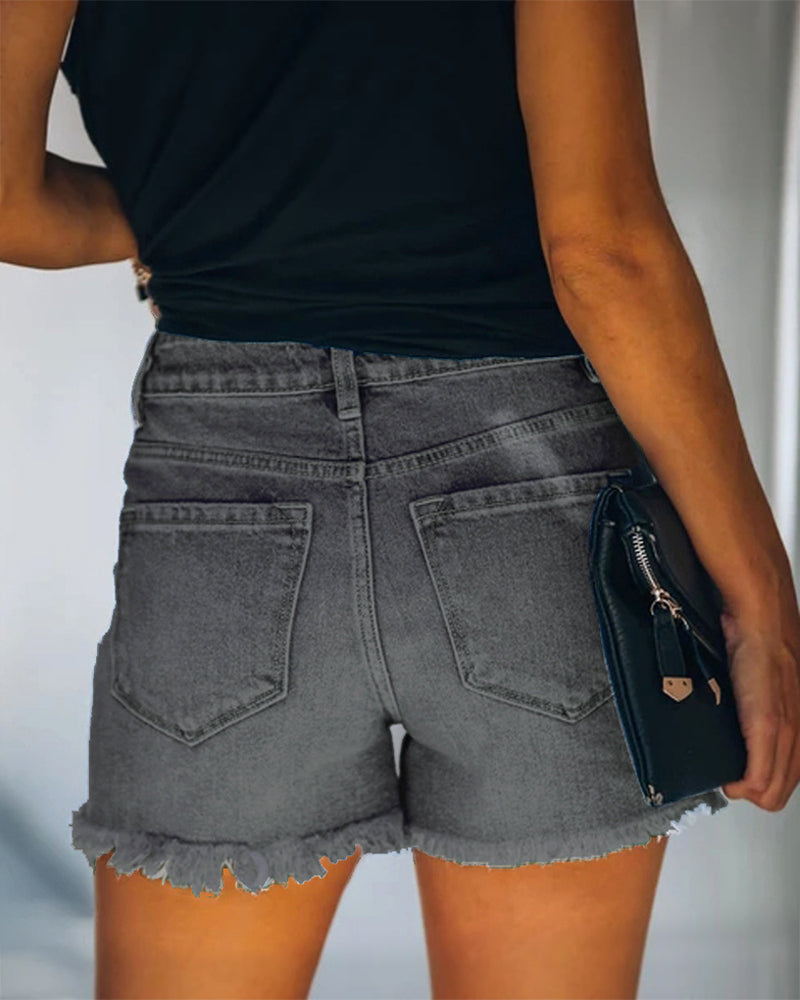 Zerrissene Denim-Shorts in mittlerer Höhe