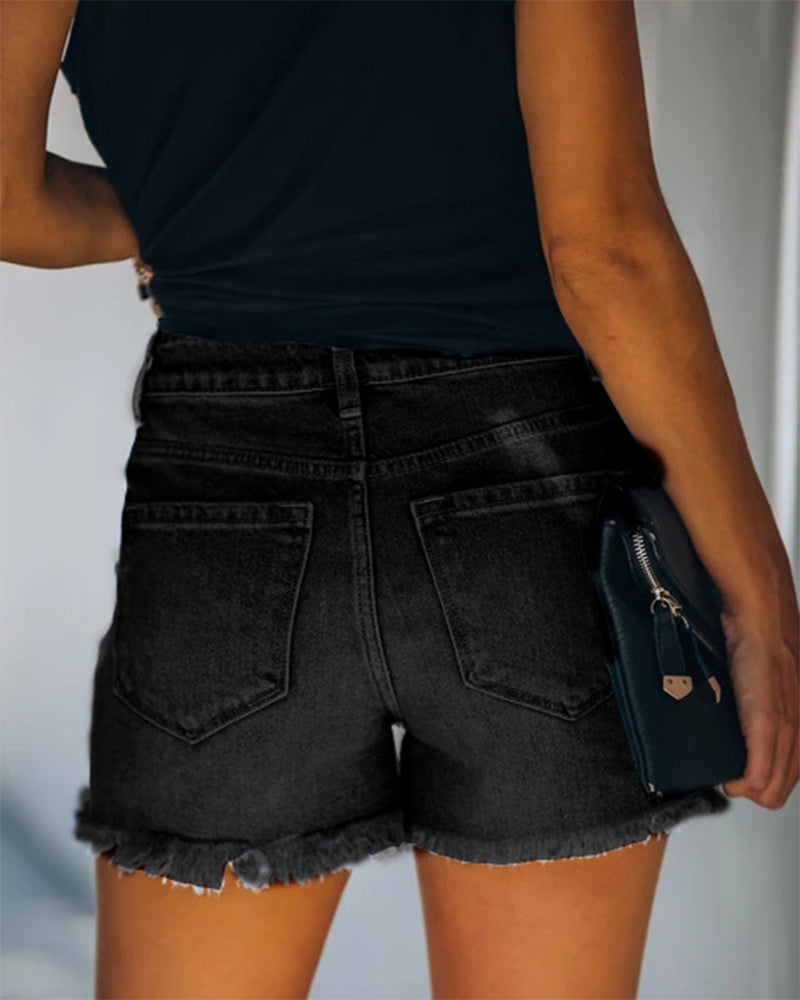 Zerrissene Denim-Shorts in mittlerer Höhe