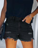 Zerrissene Denim-Shorts in mittlerer Höhe